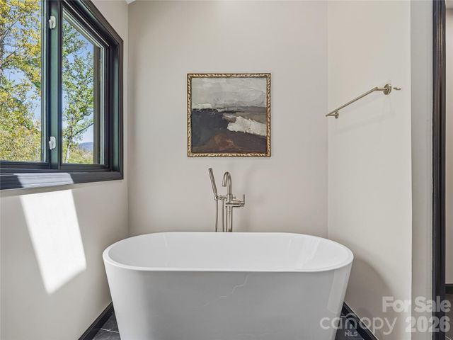 110 North Knob Lane, Weaverville, NC 28787