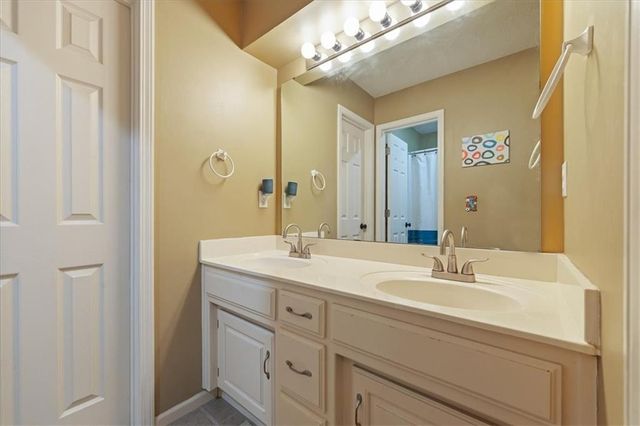 13119 S Hallet Court, Olathe, KS 66062