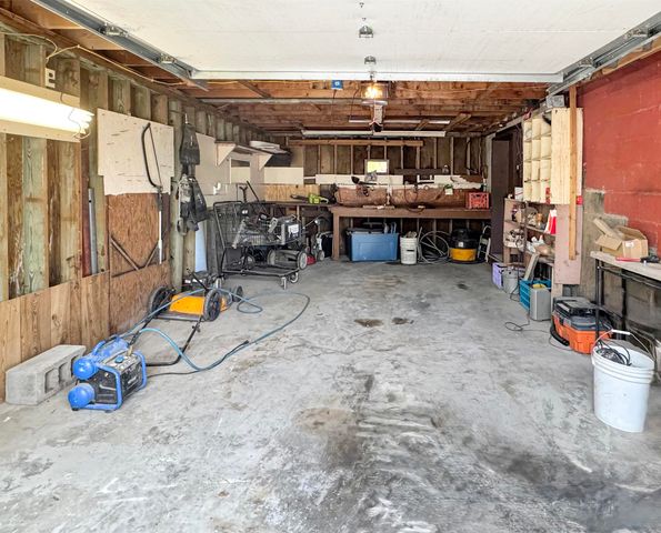 408 6th St Sw, Minot, ND 58701