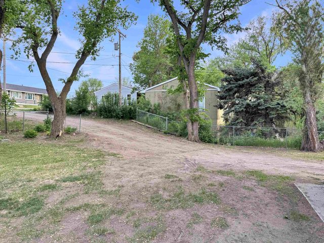 408 6th St Sw, Minot, ND 58701