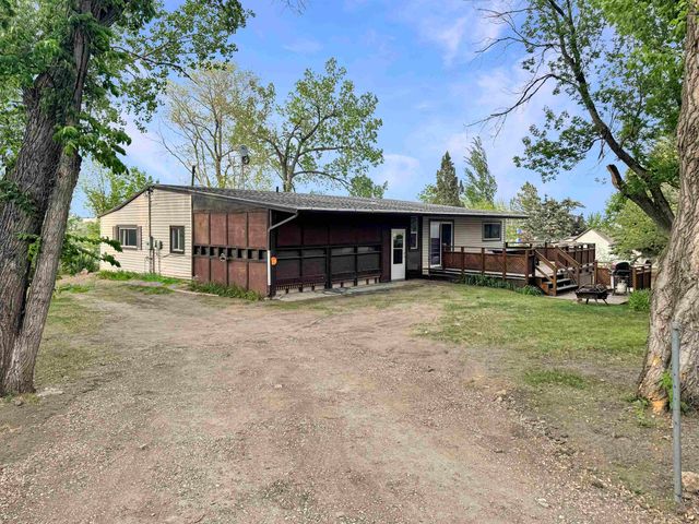 408 6th St Sw, Minot, ND 58701