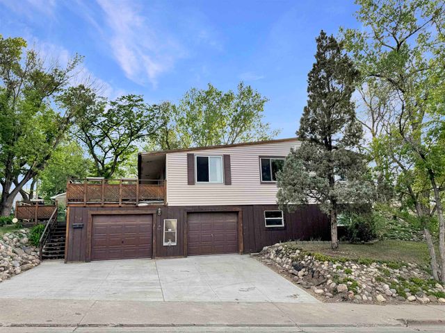 408 6th St Sw, Minot, ND 58701