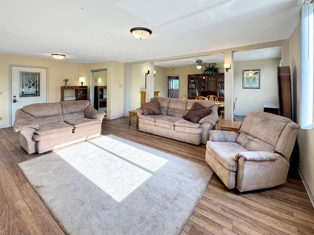 408 6th St Sw, Minot, ND 58701