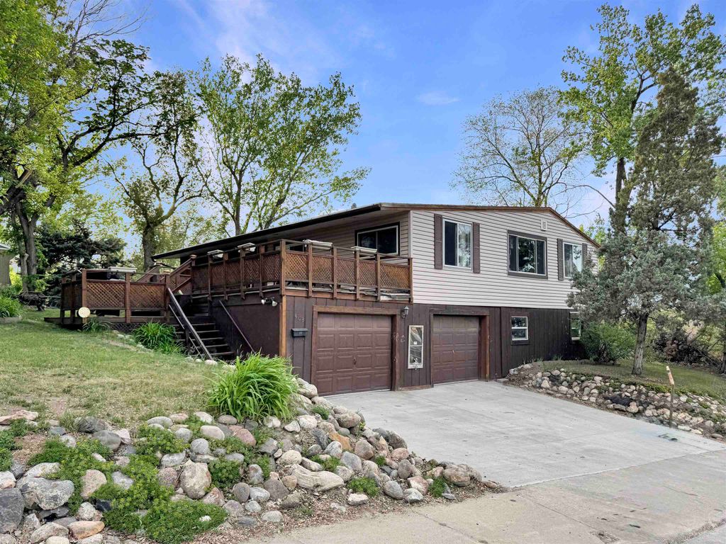 408 6th St Sw, Minot, ND 58701