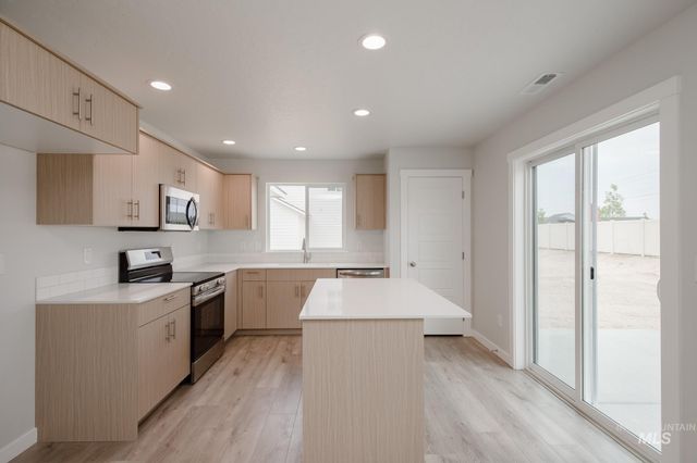 8202 E Cool River Loop, Nampa, ID 83687