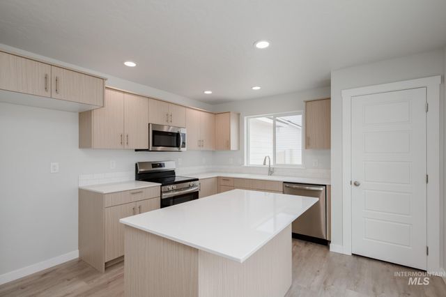 8202 E Cool River Loop, Nampa, ID 83687