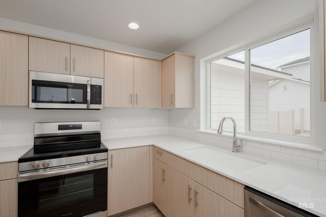 8202 E Cool River Loop, Nampa, ID 83687