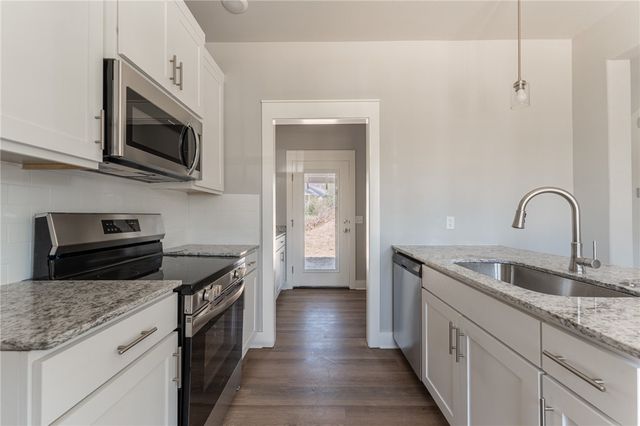 889 S Waxflower Avenue, Fayetteville, AR 72701