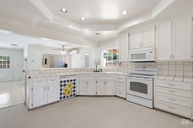214 LOWELL Drive, Bakersfield, CA 93308