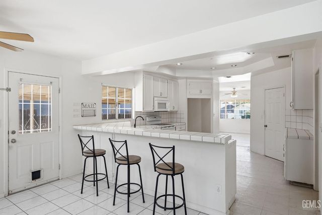 214 LOWELL Drive, Bakersfield, CA 93308