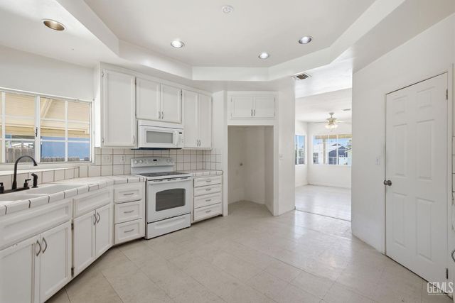 214 LOWELL Drive, Bakersfield, CA 93308