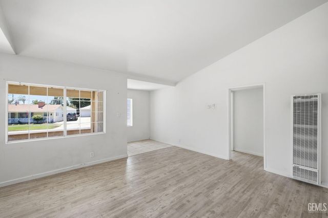 214 LOWELL Drive, Bakersfield, CA 93308