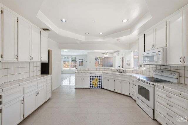 214 LOWELL Drive, Bakersfield, CA 93308