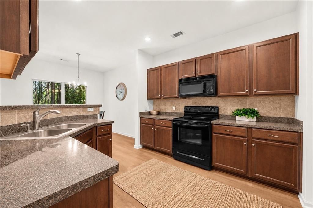 Image 11 of property listing at 306 Pin Oak Avenue, Woodstock, GA 30188