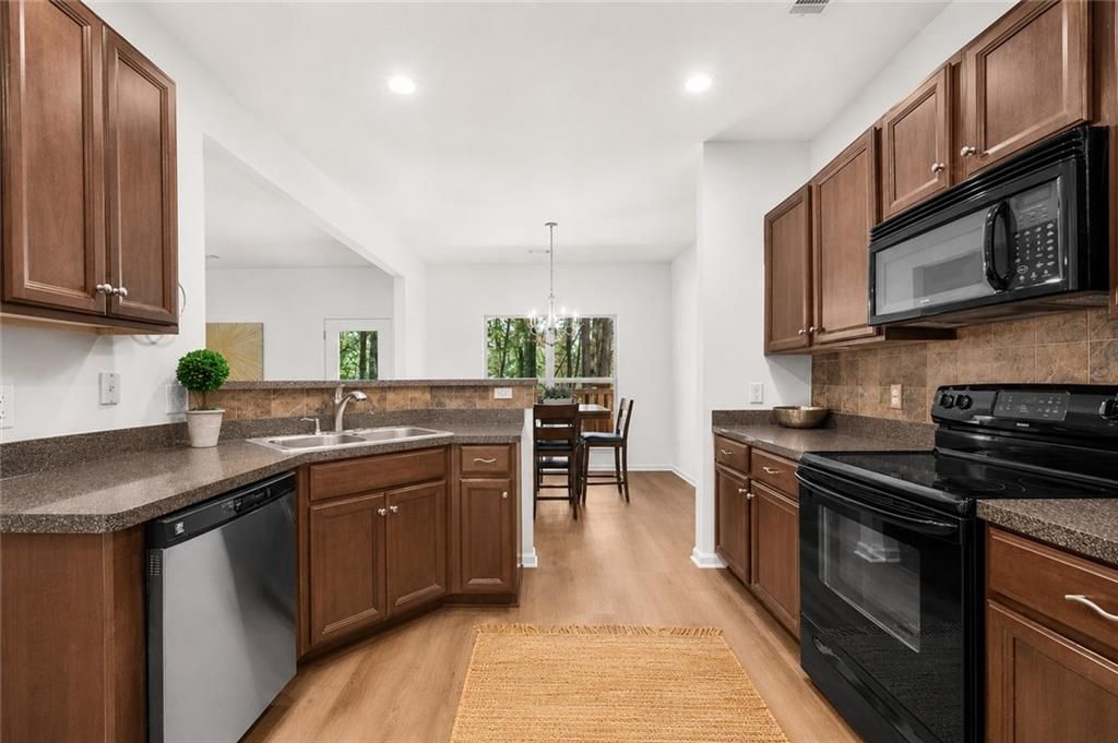 Image 13 of property listing at 306 Pin Oak Avenue, Woodstock, GA 30188