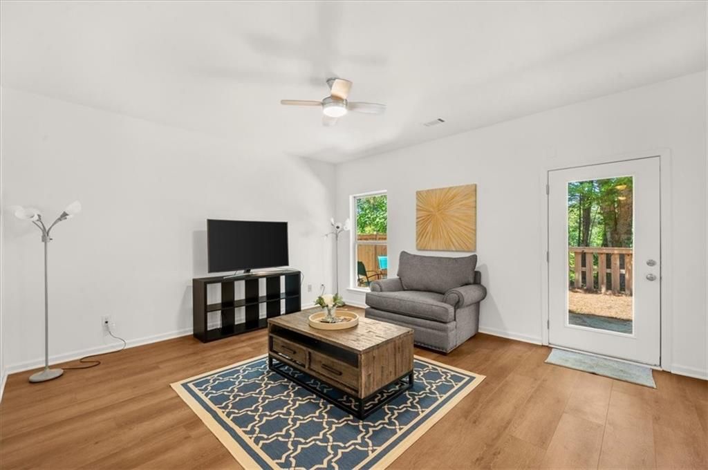 Image 9 of property listing at 306 Pin Oak Avenue, Woodstock, GA 30188