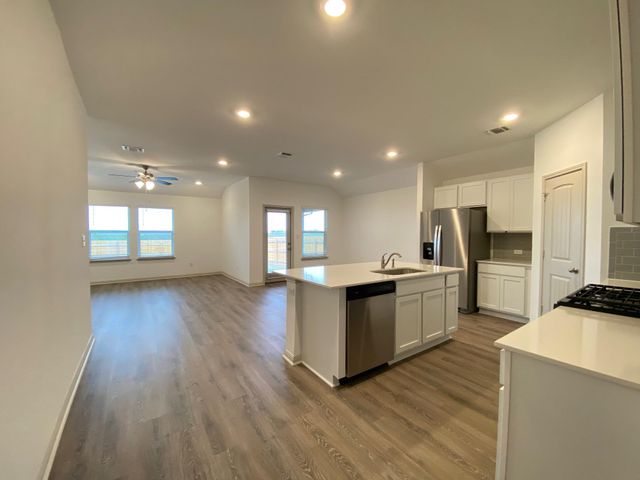 123 Sweetwater Creek LN, Hutto, TX 78634
