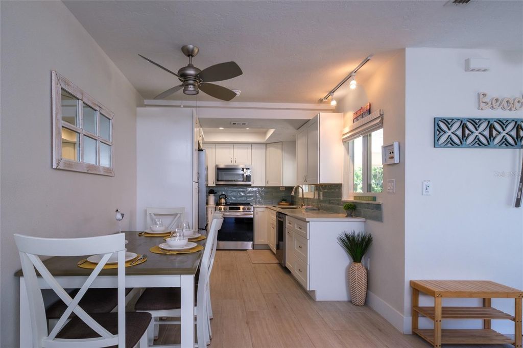 Image 11 of property listing at 161 VISTA HERMOSA CIRCLE 26A, Sarasota, FL 34242