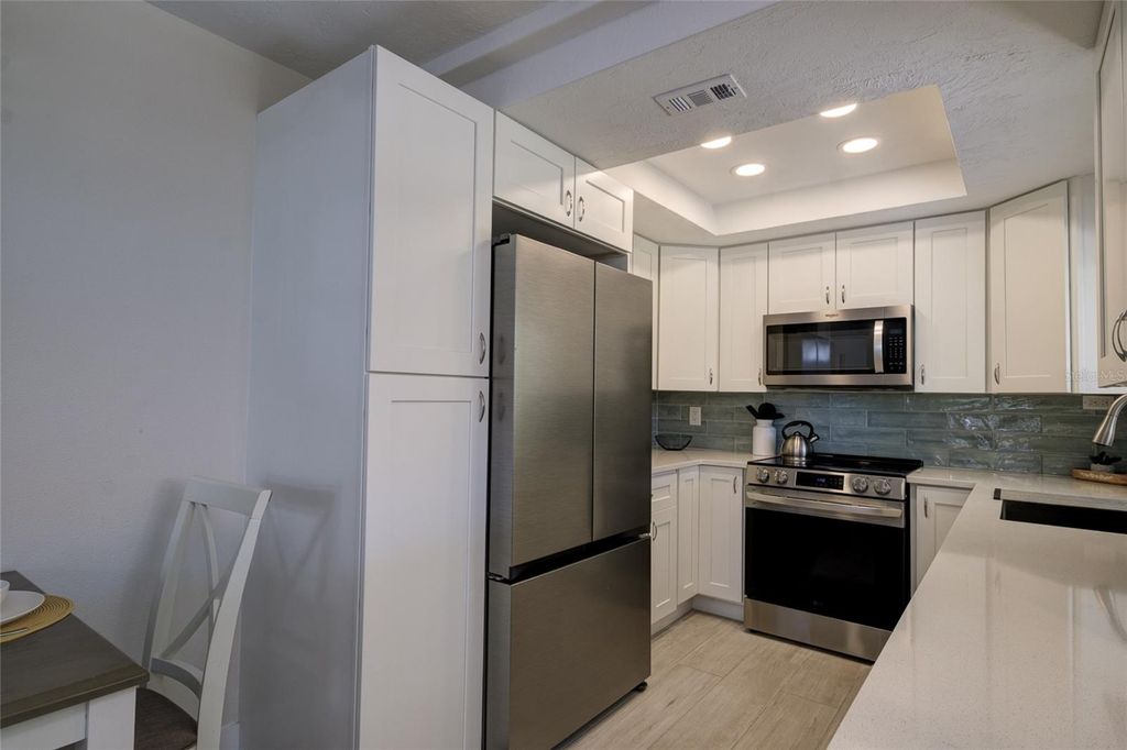 Image 12 of property listing at 161 VISTA HERMOSA CIRCLE 26A, Sarasota, FL 34242