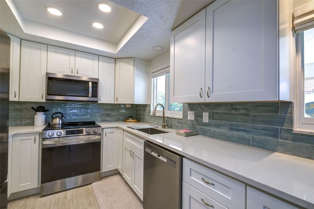 Image 14 of property listing at 161 VISTA HERMOSA CIRCLE 26A, Sarasota, FL 34242