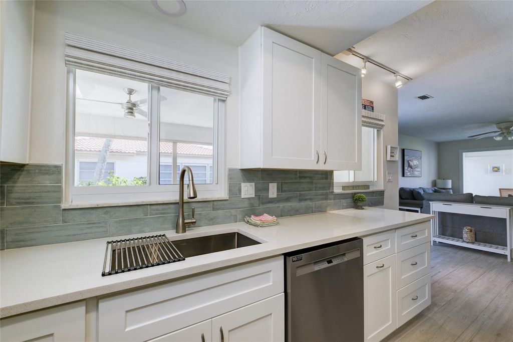 Image 15 of property listing at 161 VISTA HERMOSA CIRCLE 26A, Sarasota, FL 34242