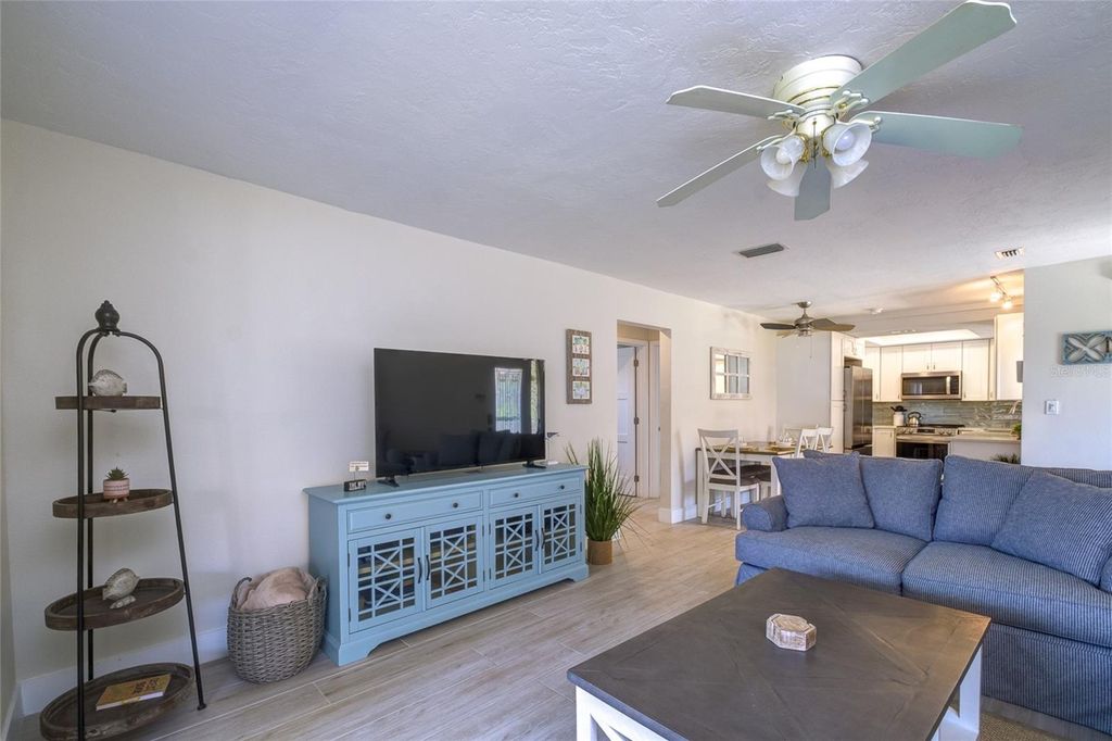 Image 20 of property listing at 161 VISTA HERMOSA CIRCLE 26A, Sarasota, FL 34242