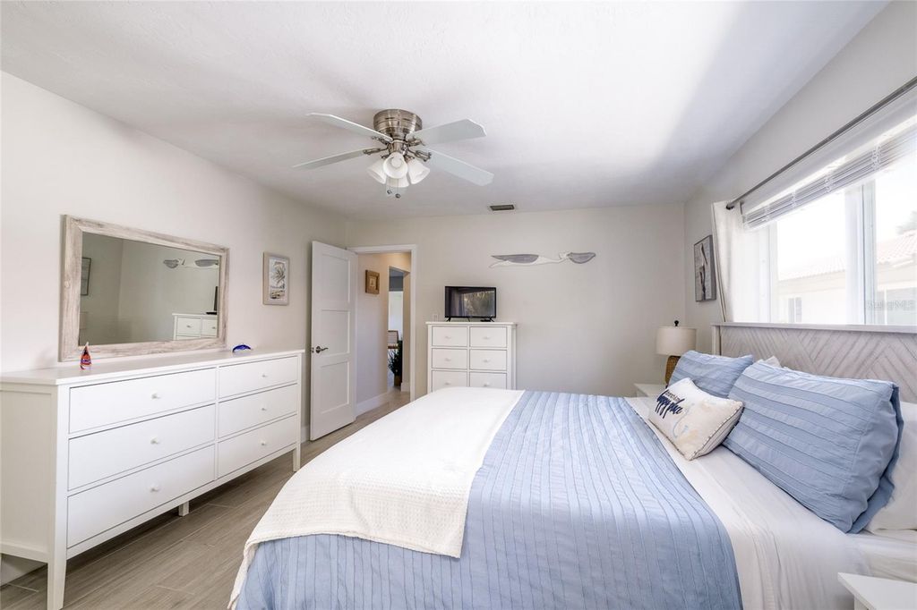 Image 24 of property listing at 161 VISTA HERMOSA CIRCLE 26A, Sarasota, FL 34242