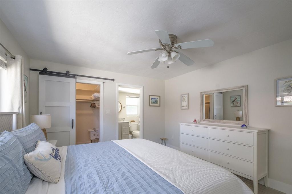 Image 26 of property listing at 161 VISTA HERMOSA CIRCLE 26A, Sarasota, FL 34242