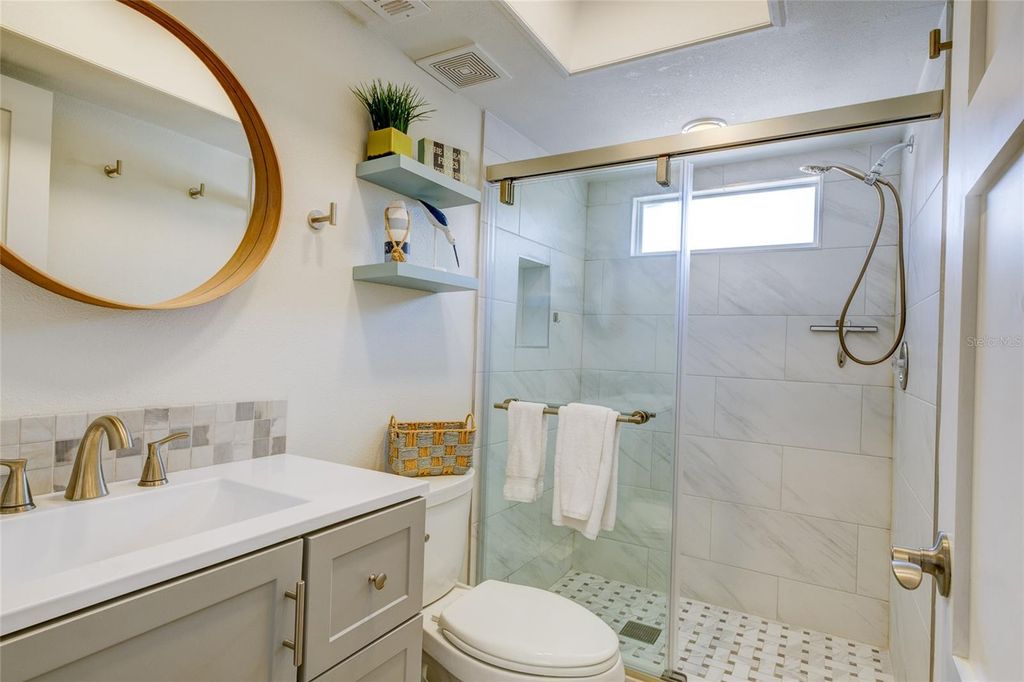 Image 30 of property listing at 161 VISTA HERMOSA CIRCLE 26A, Sarasota, FL 34242