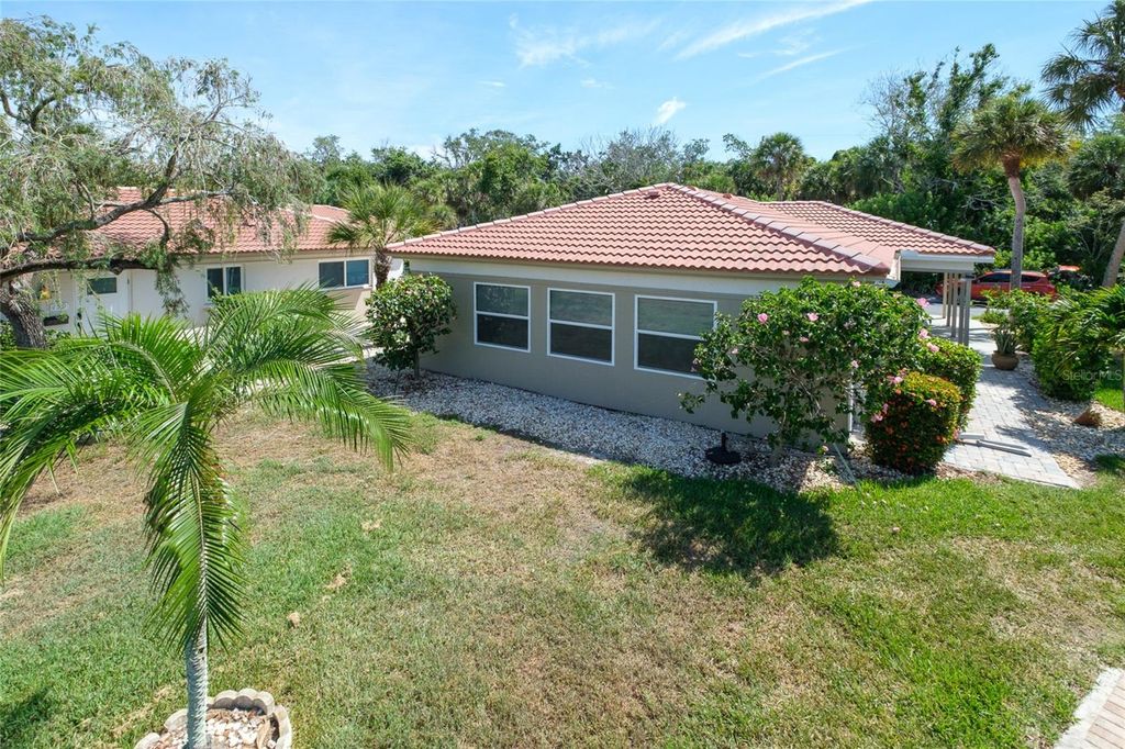 Image 36 of property listing at 161 VISTA HERMOSA CIRCLE 26A, Sarasota, FL 34242