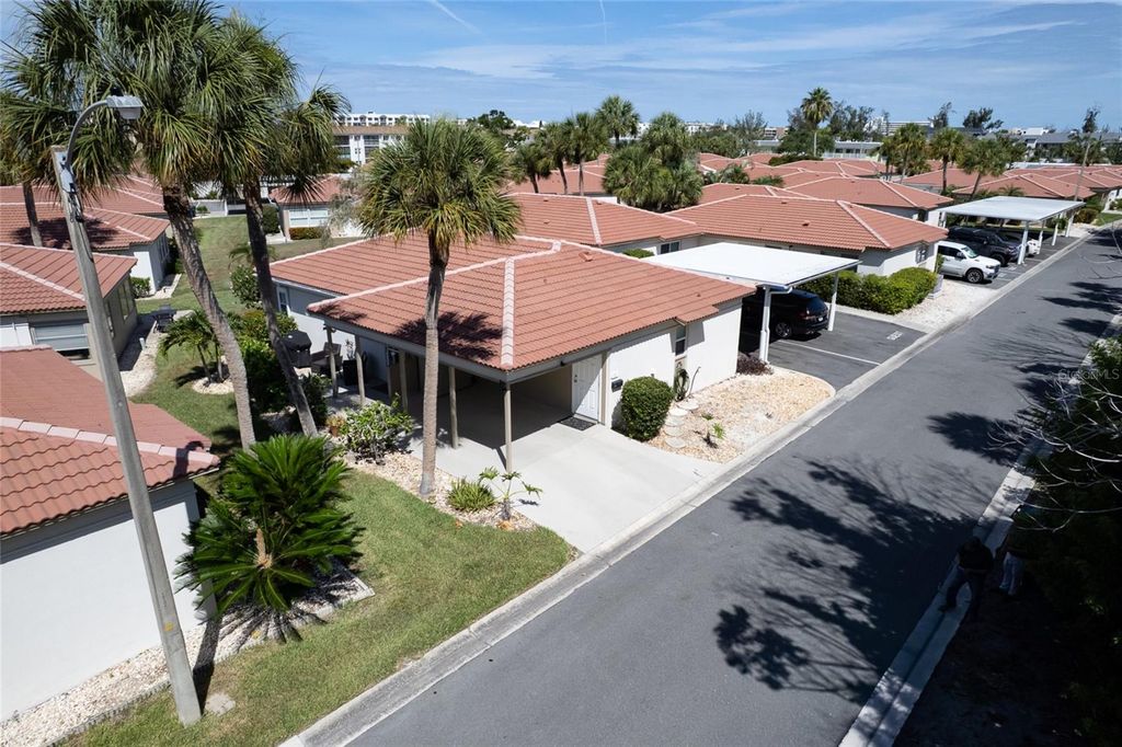 Image 40 of property listing at 161 VISTA HERMOSA CIRCLE 26A, Sarasota, FL 34242