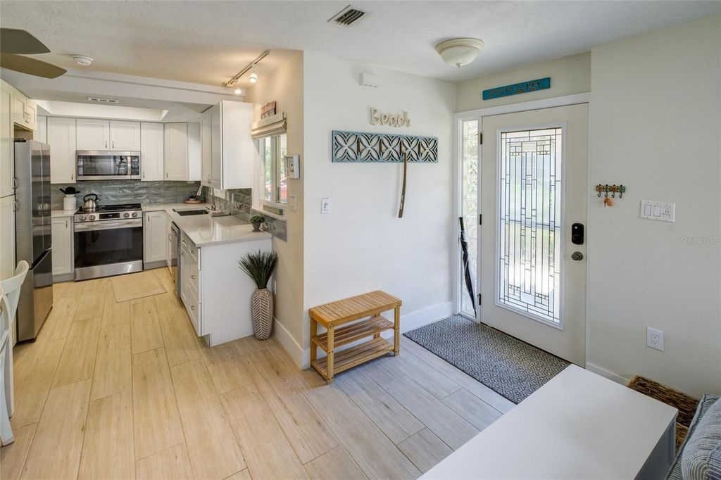 Image 9 of property listing at 161 VISTA HERMOSA CIRCLE 26A, Sarasota, FL 34242