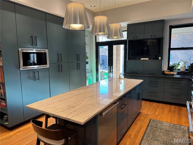 4550 Pershing Place, St Louis, MO 63108