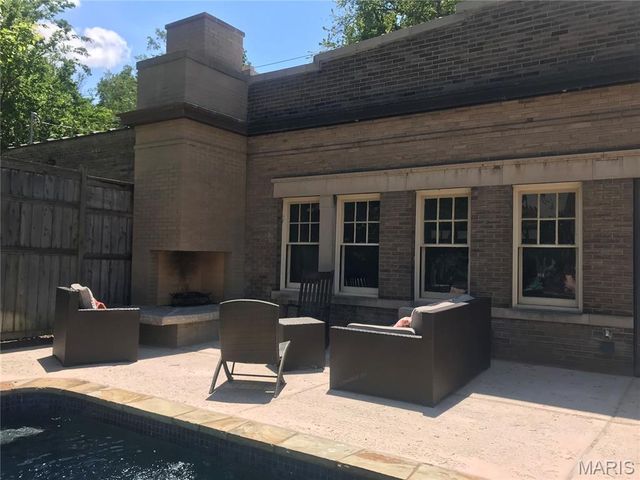 4550 Pershing Place, St Louis, MO 63108