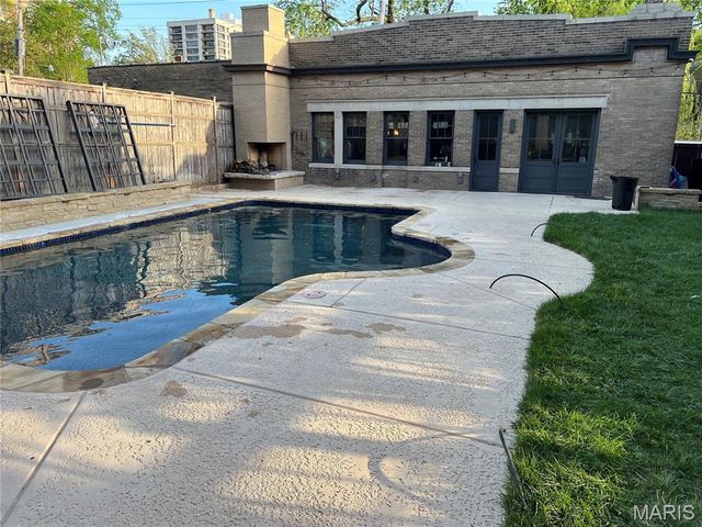 4550 Pershing Place, St Louis, MO 63108