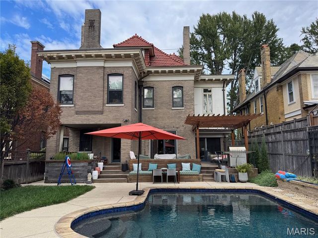 4550 Pershing Place, St Louis, MO 63108