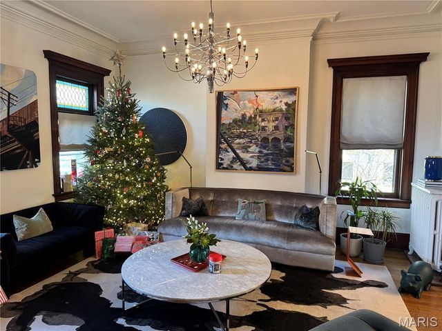 4550 Pershing Place, St Louis, MO 63108