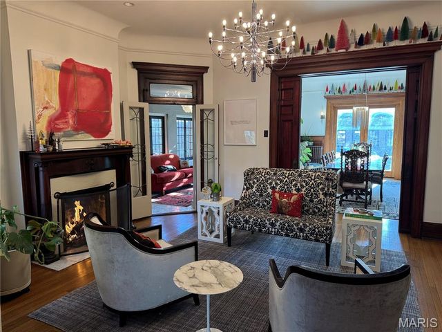 4550 Pershing Place, St Louis, MO 63108