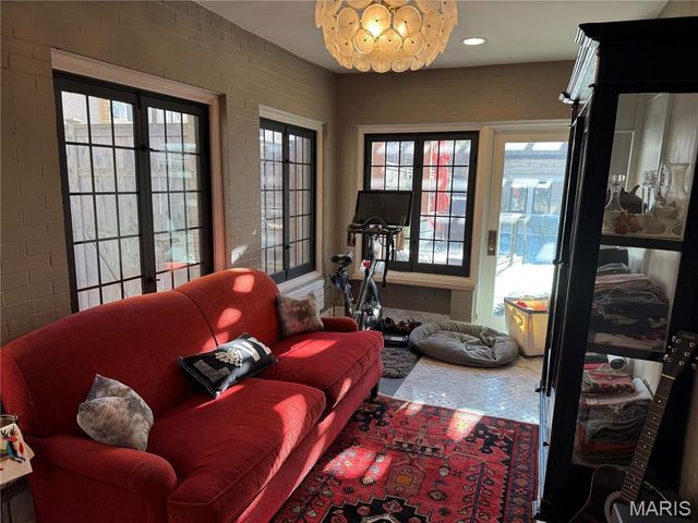 4550 Pershing Place, St Louis, MO 63108