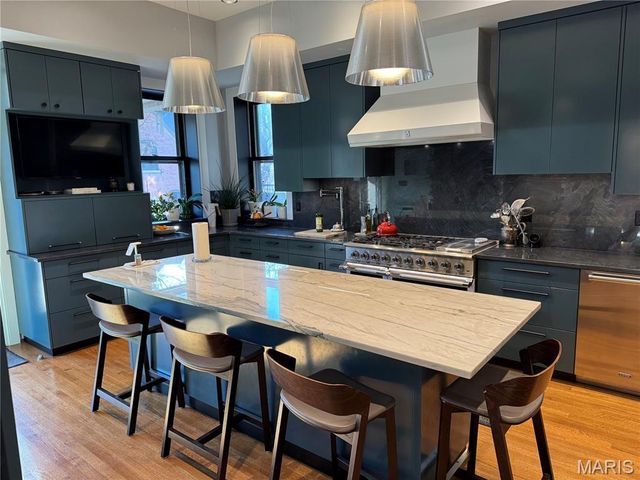 4550 Pershing Place, St Louis, MO 63108