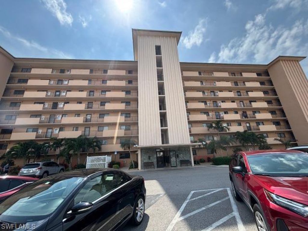 4260 20th PL 205, Cape Coral, FL 33904