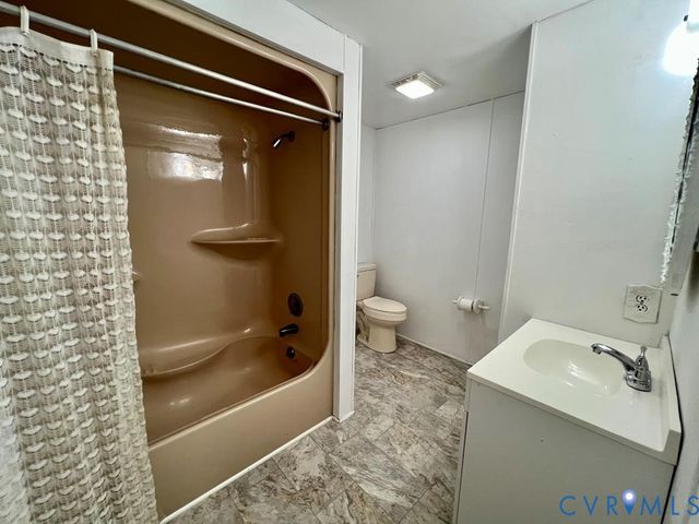 8739 River Rd, Lancaster, VA 22503