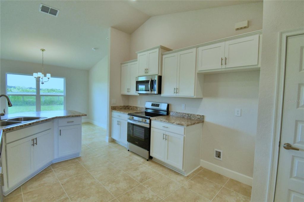 Image 4 of property listing at 4433 JUNEBERRY DRIVE, Auburndale, FL 33823