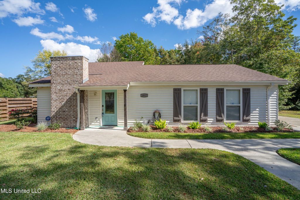 1017 Lincoln Drive, Bay Saint Louis, MS 39520