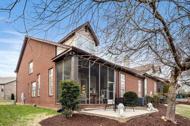 107 Village Cir, Lebanon, TN 37087