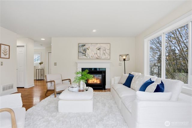 3813 23rd Avenue W, Seattle, WA 98199