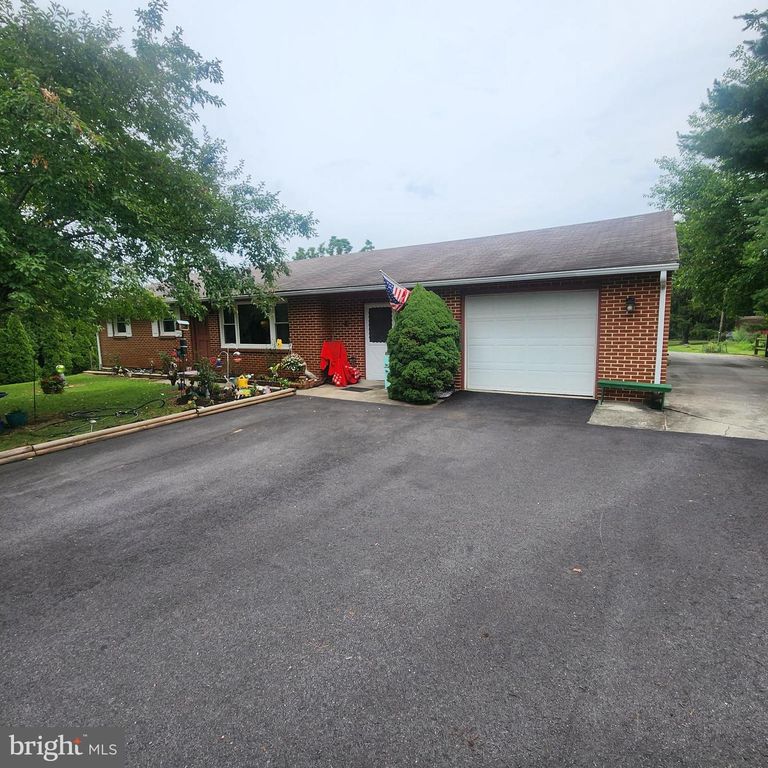 493 CRISWELL DRIVE, Boiling Springs, PA 17007
