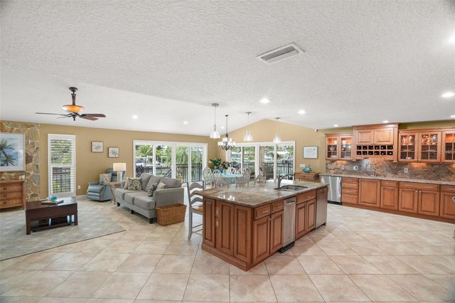 2001 ILLINOIS AVE NE, St Petersburg, FL 33703