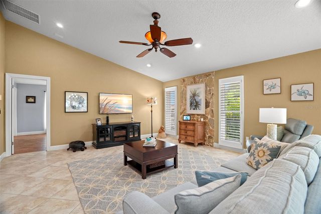 2001 ILLINOIS AVE NE, St Petersburg, FL 33703