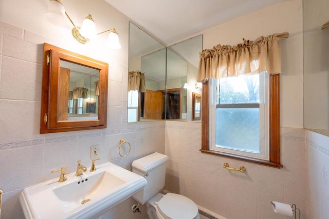 101 E Clovernook LANE, Glendale, WI 53217